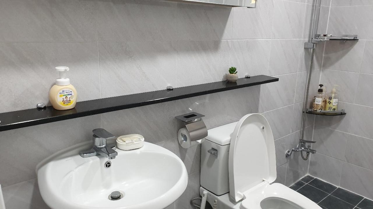 Hongdae Zoe Three Room House Сеул Экстерьер фото